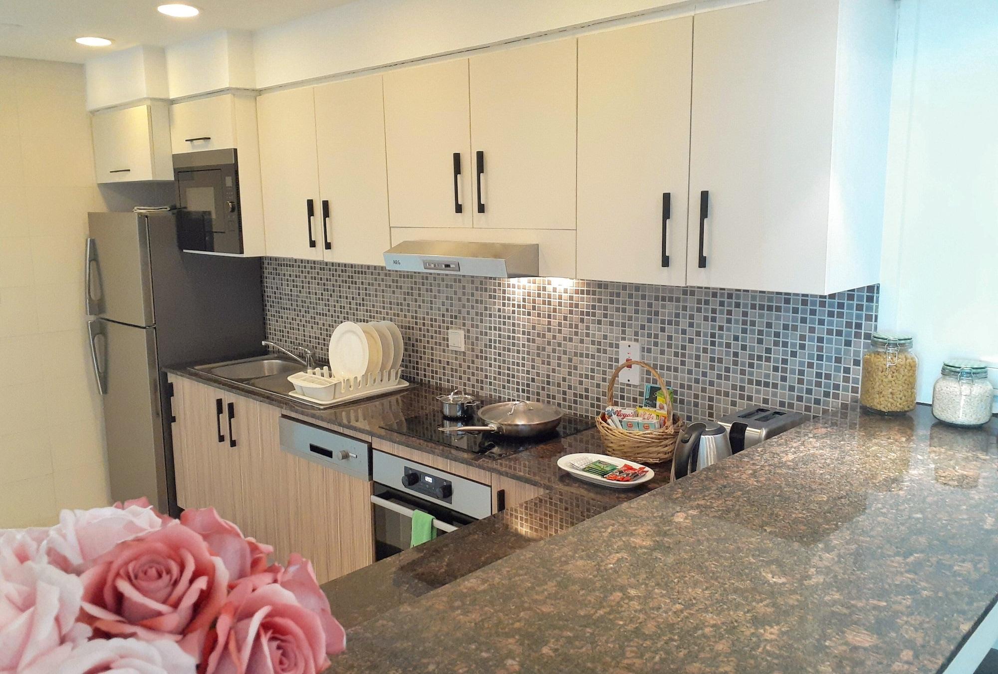 فندق سمرست الخليج الغربي الدوحة المظهر الخارجي الصورة A kitchen in a condominium