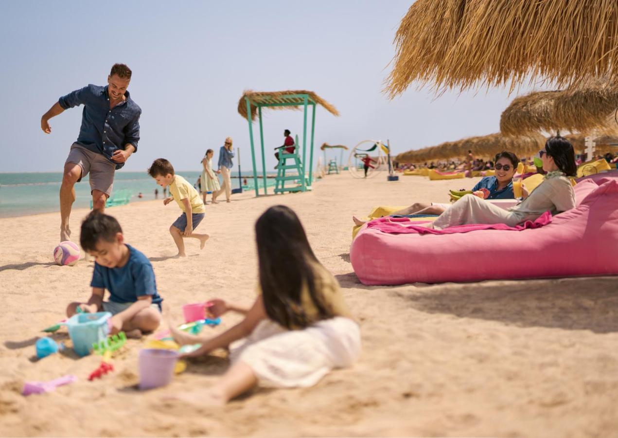 فندق سمرست الخليج الغربي الدوحة المظهر الخارجي الصورة Families at the beach