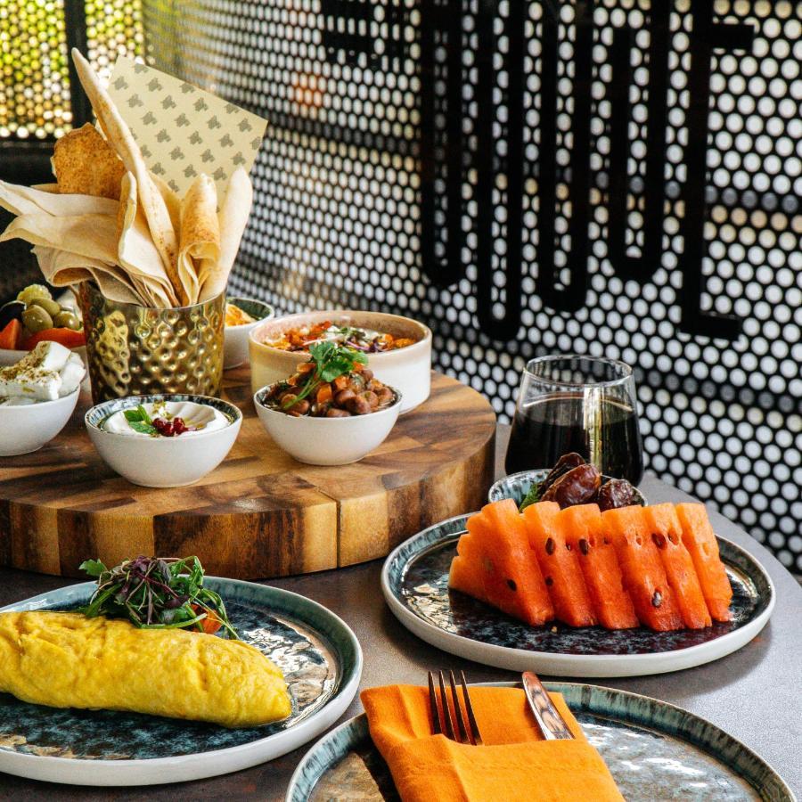 فندق سمرست الخليج الغربي الدوحة المظهر الخارجي الصورة A selection of dishes at the restaurant