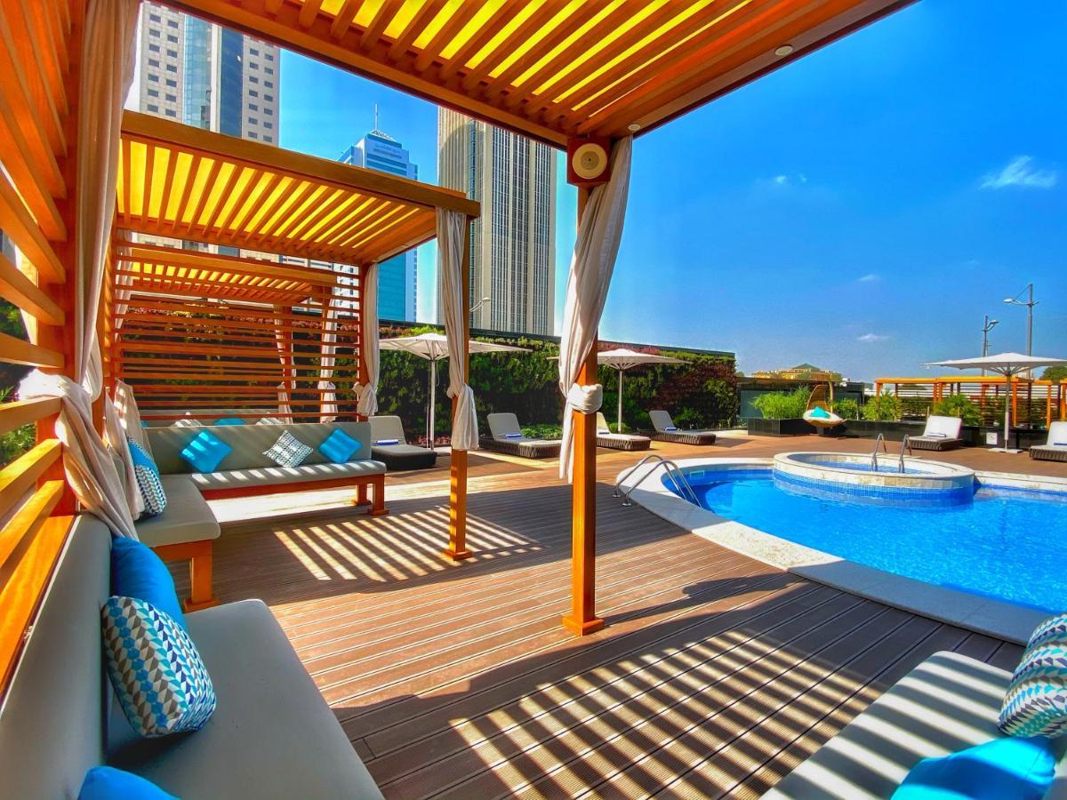 فندق سمرست الخليج الغربي الدوحة المظهر الخارجي الصورة The swimming pool at the hotel
