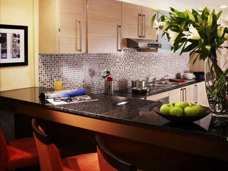 فندق سمرست الخليج الغربي الدوحة الغرفة الصورة A kitchen at The Standard East Village