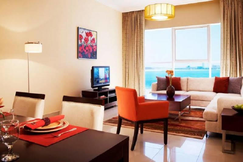فندق سمرست الخليج الغربي الدوحة المظهر الخارجي الصورة A living room in a typical apartment